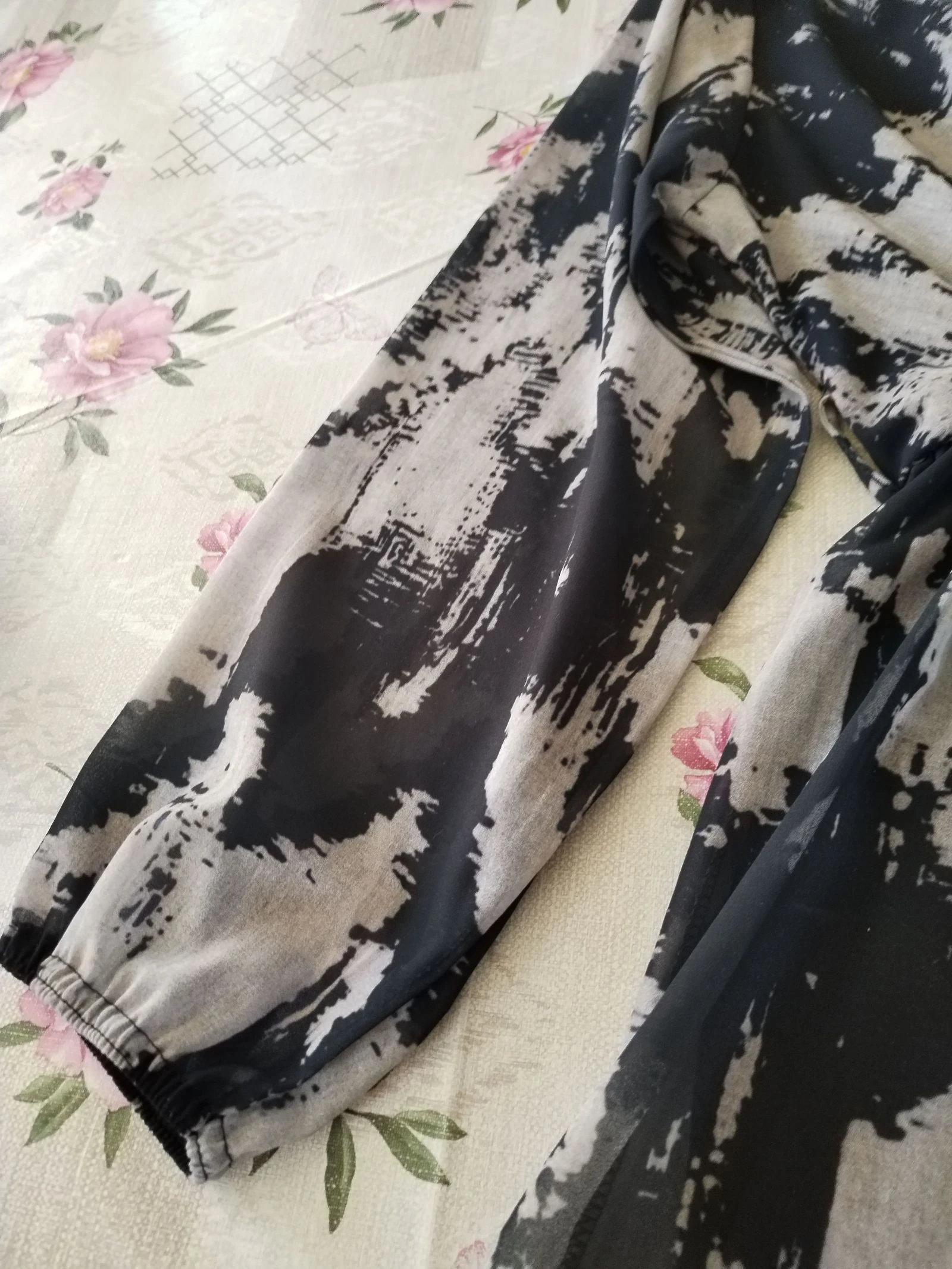 Hermoso vestido nuevo forrado con mangas largas elásticas en las muñecas, fabricación francesa. – photo 9